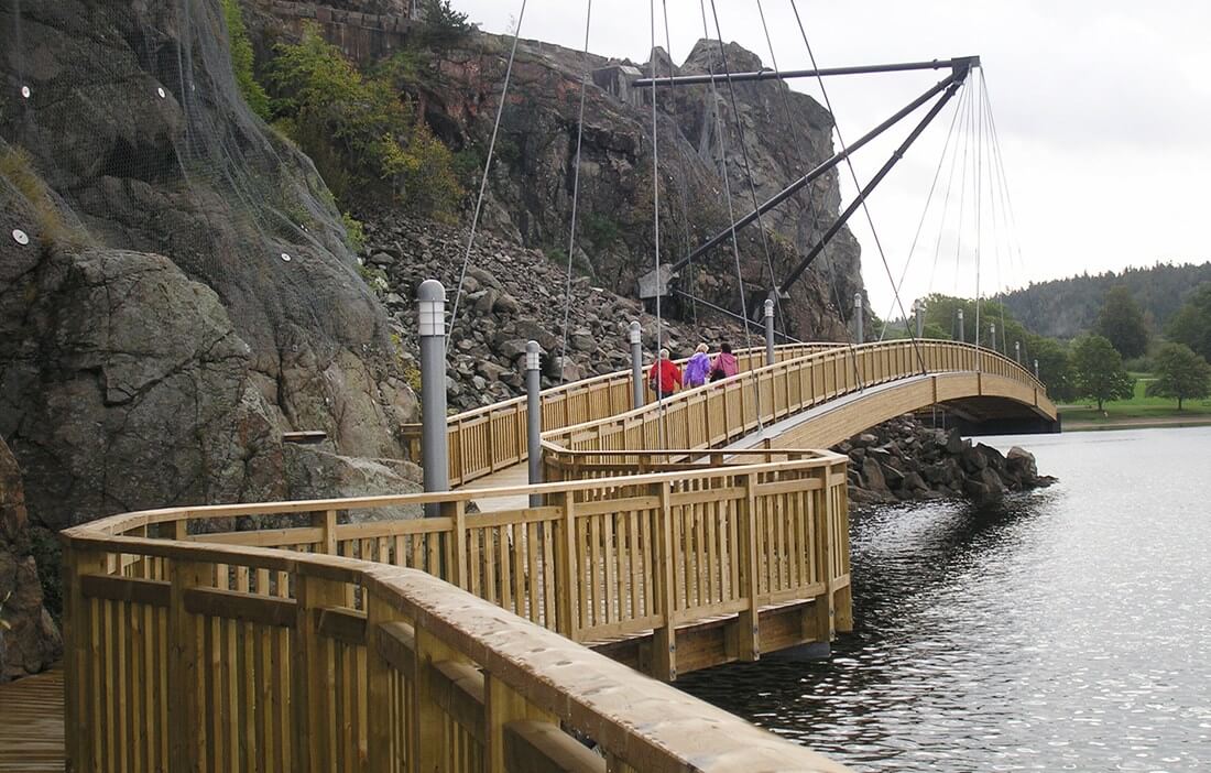 Puente-pasarela de madera en Suecia