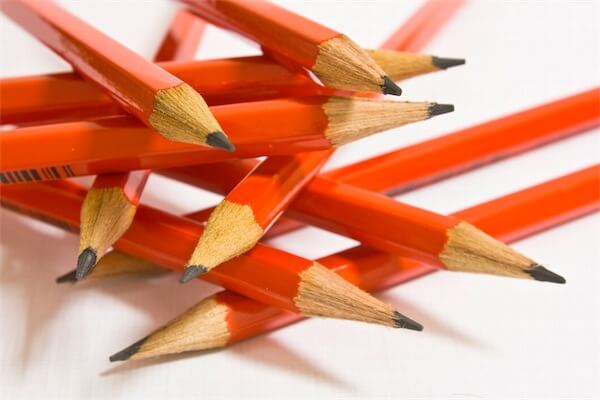 Dureza Superficial de las películas de barniz en el Mueble: dureza a los lápices
